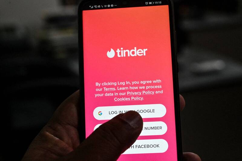 看世界/Tinder大骗徒又出现了!鸳鸯大盗假借“约见”洗劫被害人