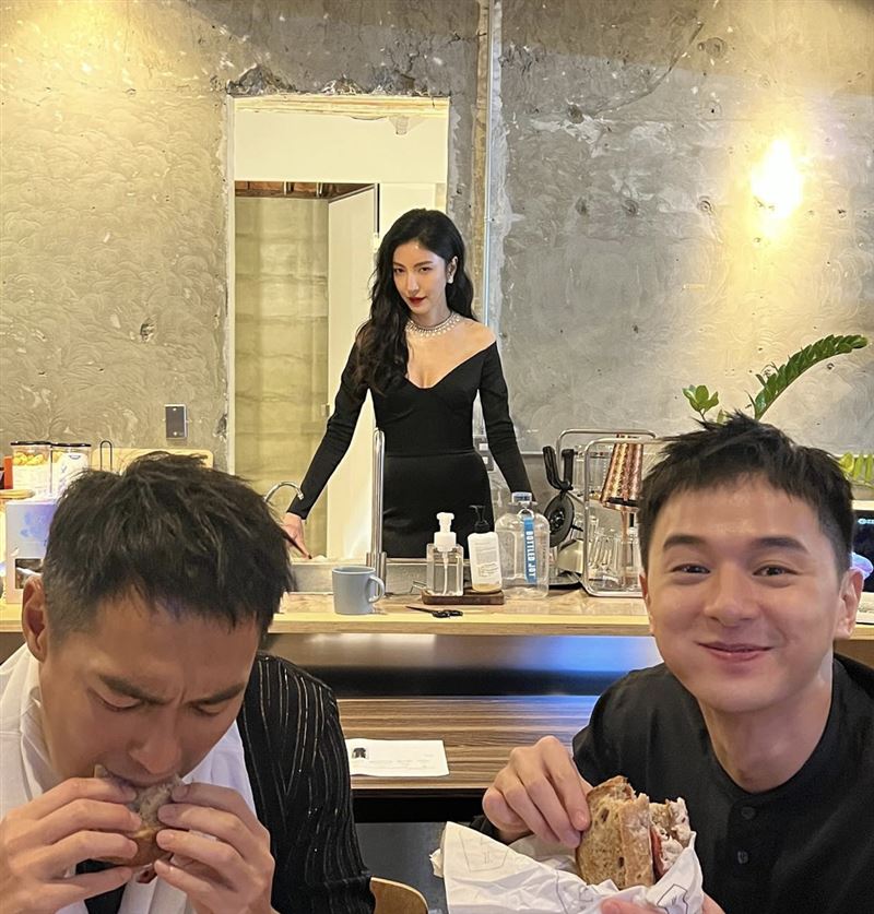 礼服撞衫彰化景点被封“最美灯塔” 杨谨华:欢迎来打卡