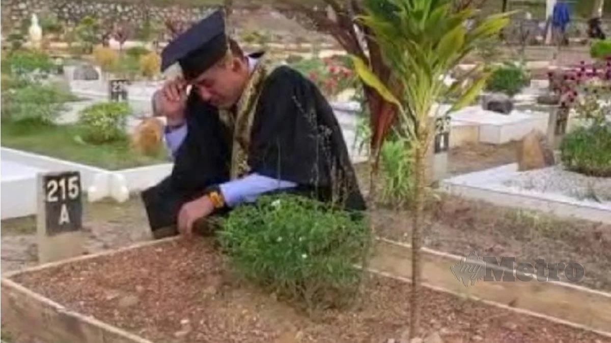 穿毕业袍追悼亡妻 网:难得的深情男