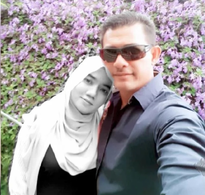 穿毕业袍追悼亡妻 网:难得的深情男