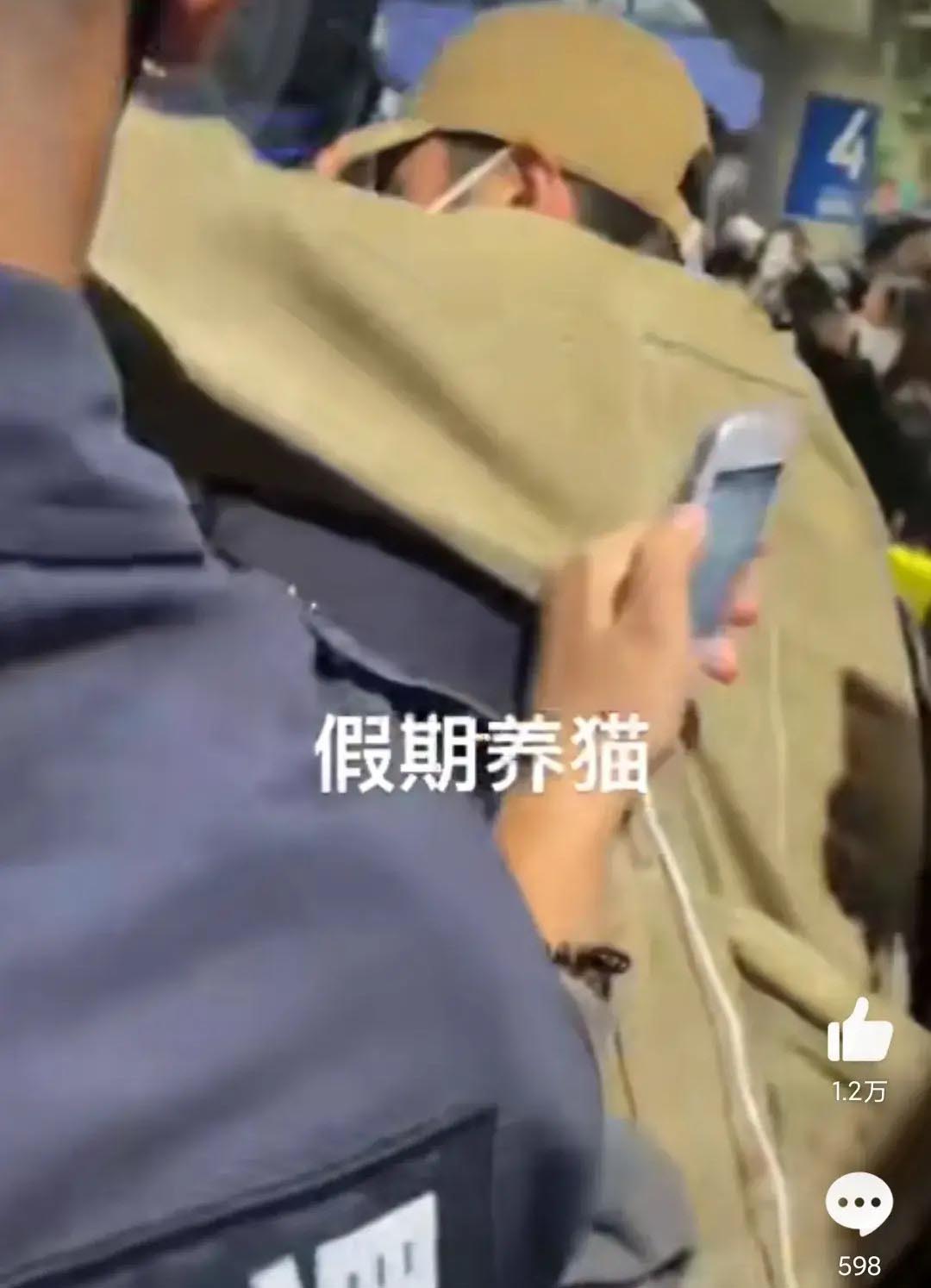 粉丝追星与保安爆冲突 张云龙挺身劝架网狂赞：有担当	