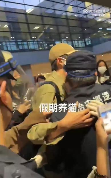 粉丝追星与保安爆冲突 张云龙挺身劝架网狂赞：有担当	