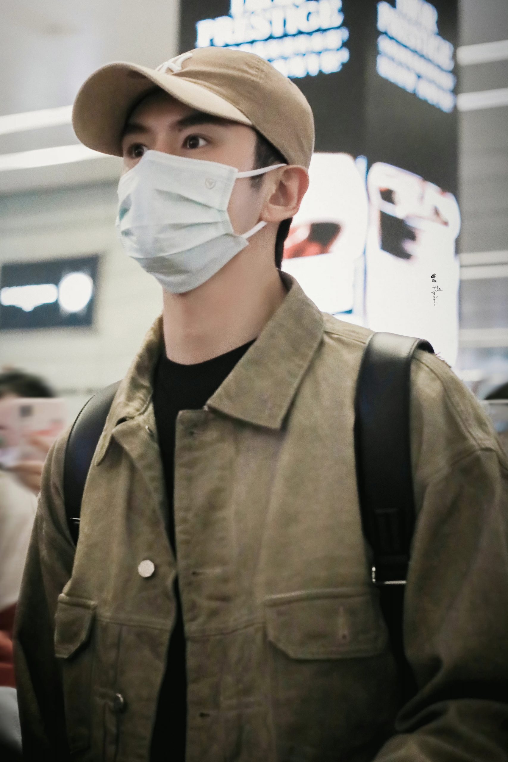 粉丝追星与保安爆冲突 张云龙挺身劝架网狂赞：有担当	