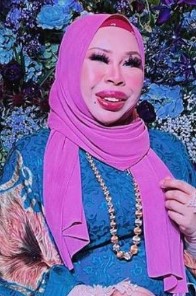 粉红女商缅怀死去的儿子·网民重点误:你以前比较美