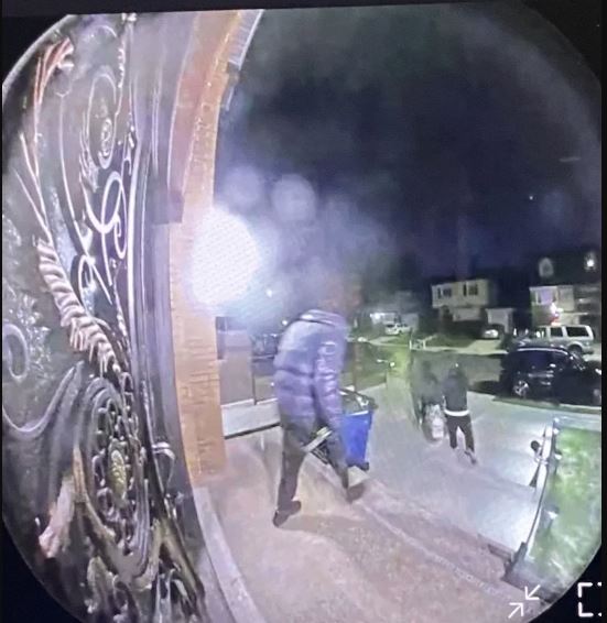 纽约3歹徒搬梯爬上楼 持枪洗劫华裔家庭