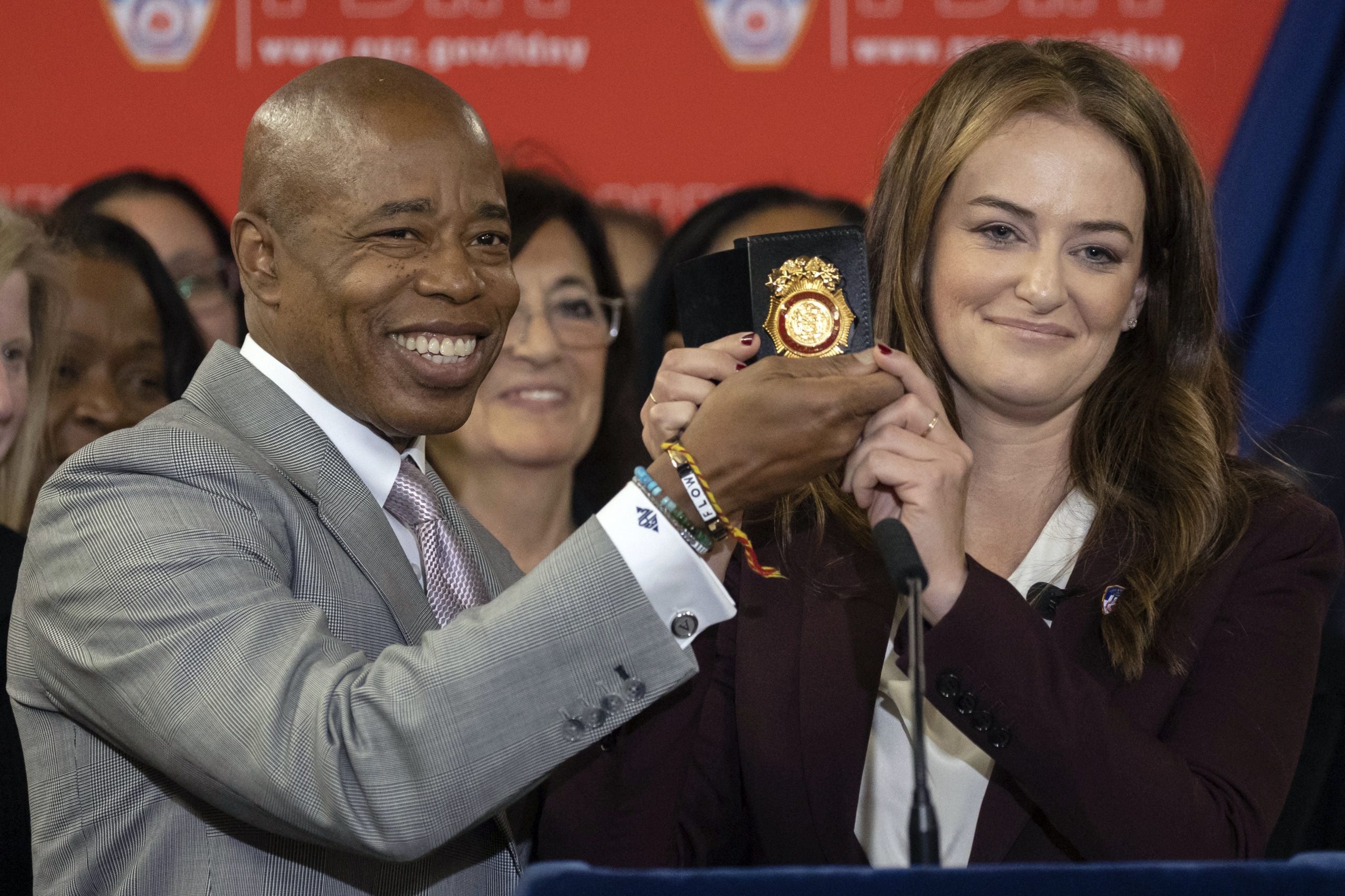 纽约市消防局157年来首位女局长宣誓就职