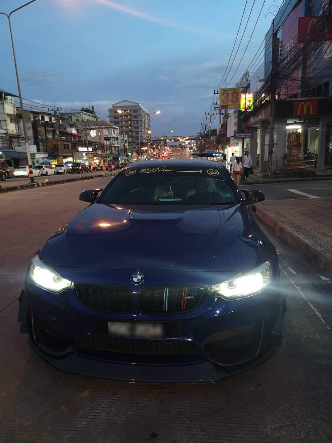 停车场漂移毁4车 大马男被捕赔1.2万