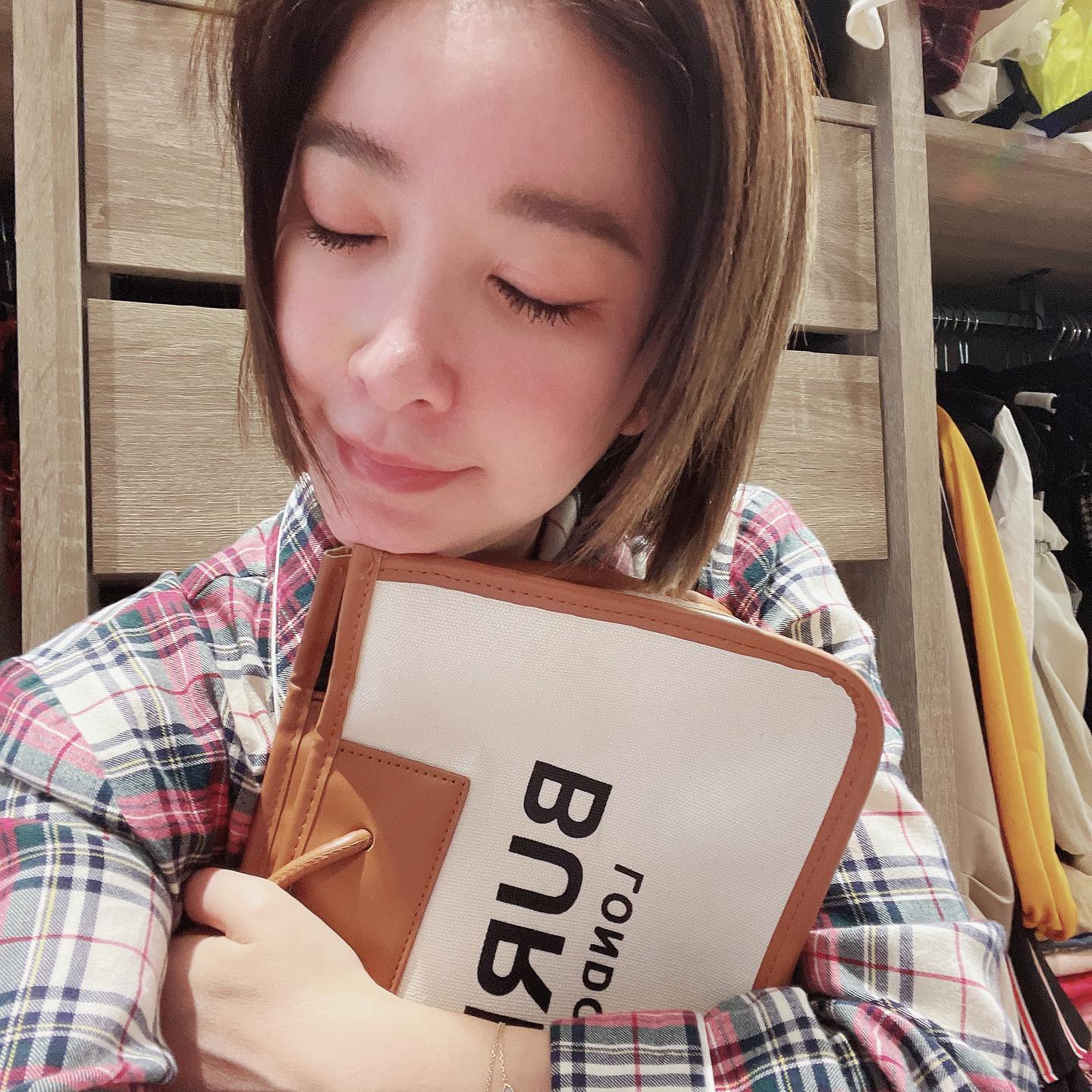 网抓包背假包 许维恩道歉掀网民论战