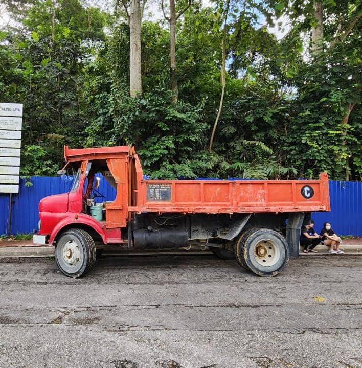 罗里往下坡移动·司机被撞到重伤不治