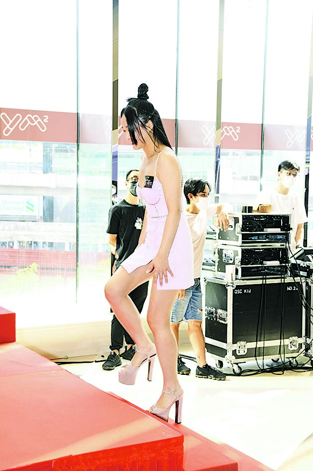 美丽战场丨陈滢短裙开衩太高走光  蒋家旻天天被咒骂