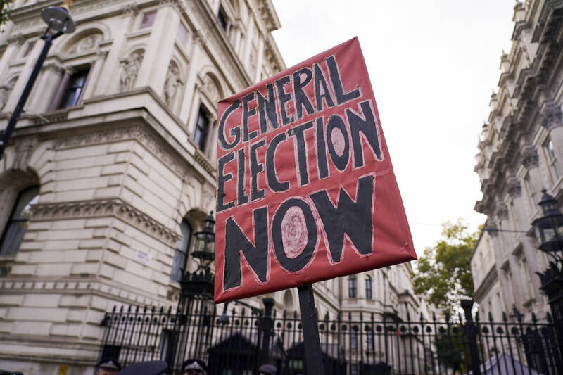 英国保守党民调崩盘只剩14% 逾80万人连署要求重新大选