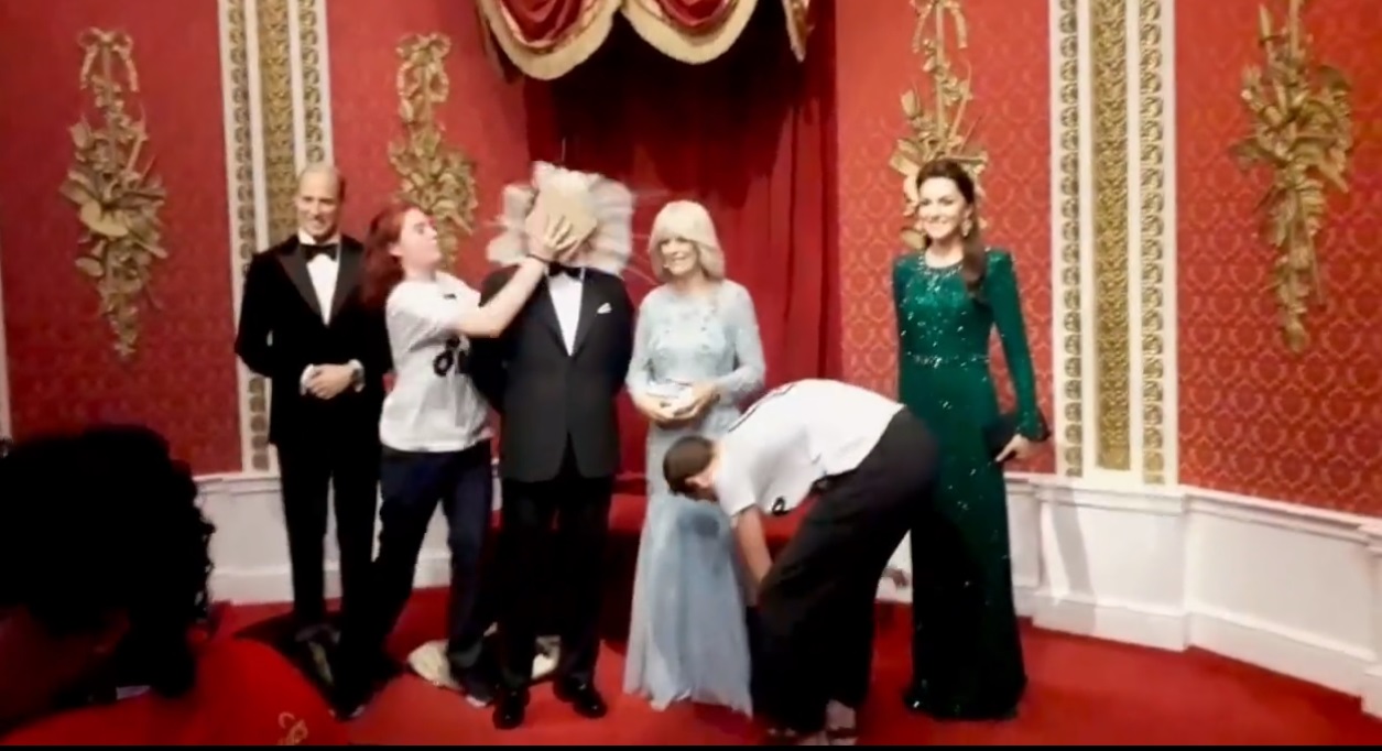 英王蜡像遭环保分子掷巧克力蛋糕  