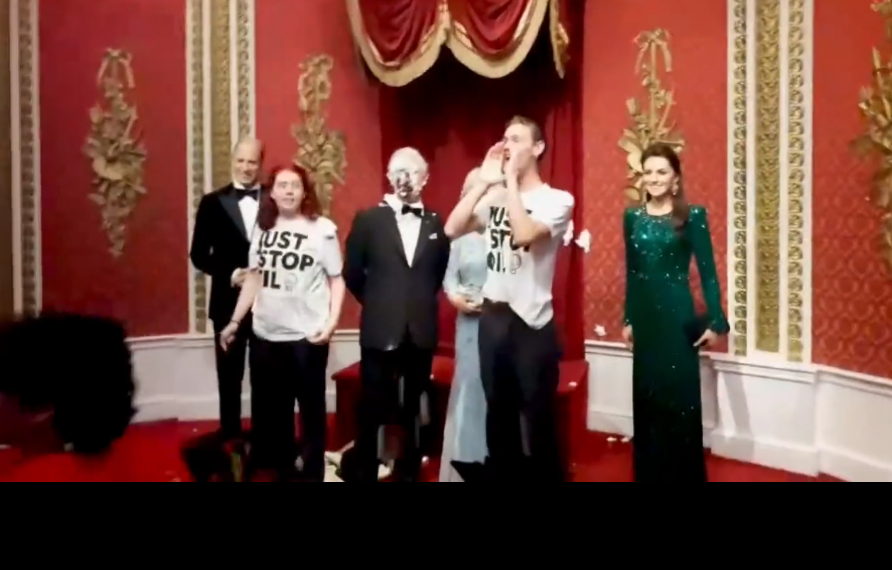 英王蜡像遭环保分子掷巧克力蛋糕  