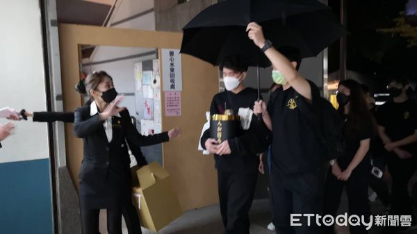 蔡紫萱同学锥心喊:火来了快跑 弟泛泪捧骨灰明带姊回家