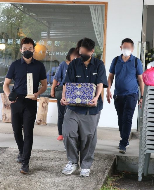 蔡紫萱骨灰送往孝恩园