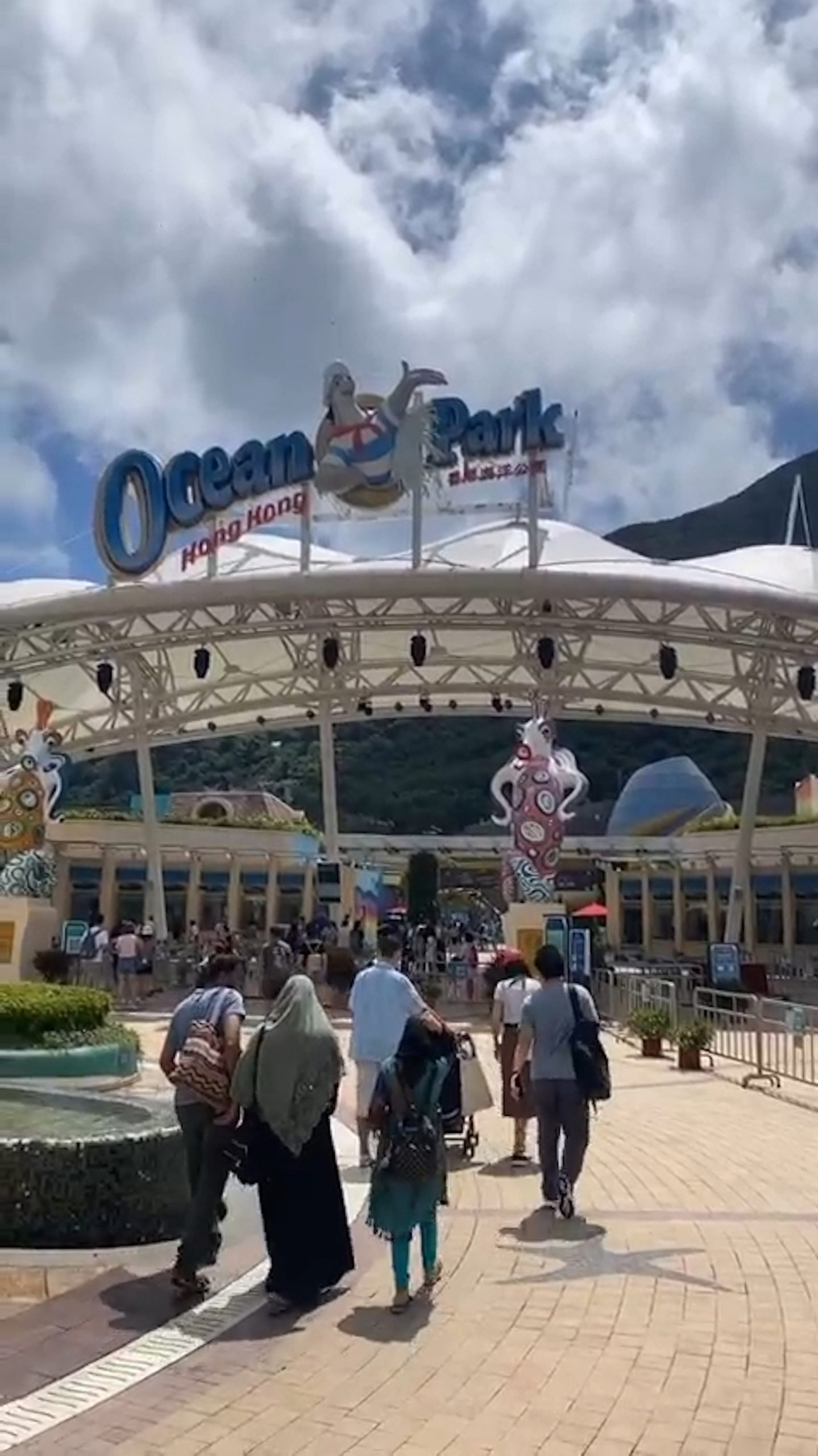 被曾志伟“一吻成名”  黎峇菈无损心情游海洋公园