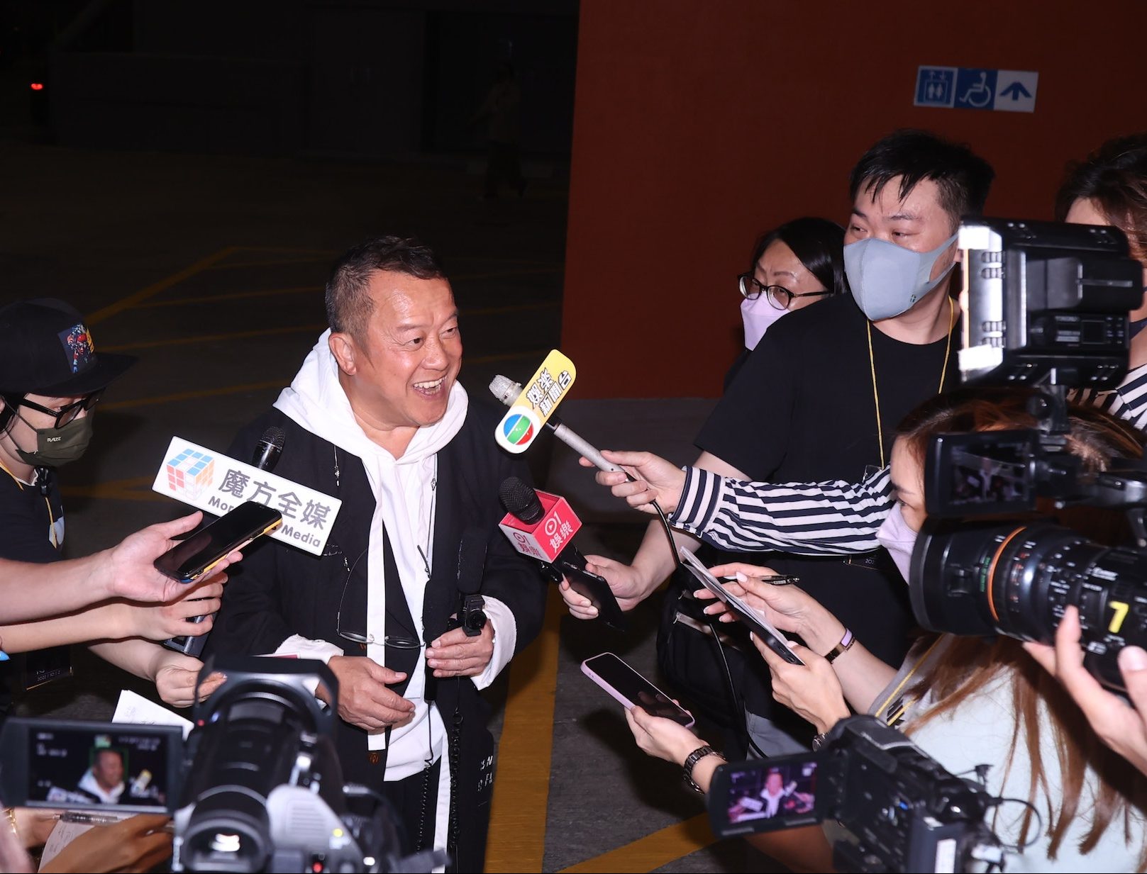 被曾志伟“一吻成名”  黎峇菈无损心情游海洋公园