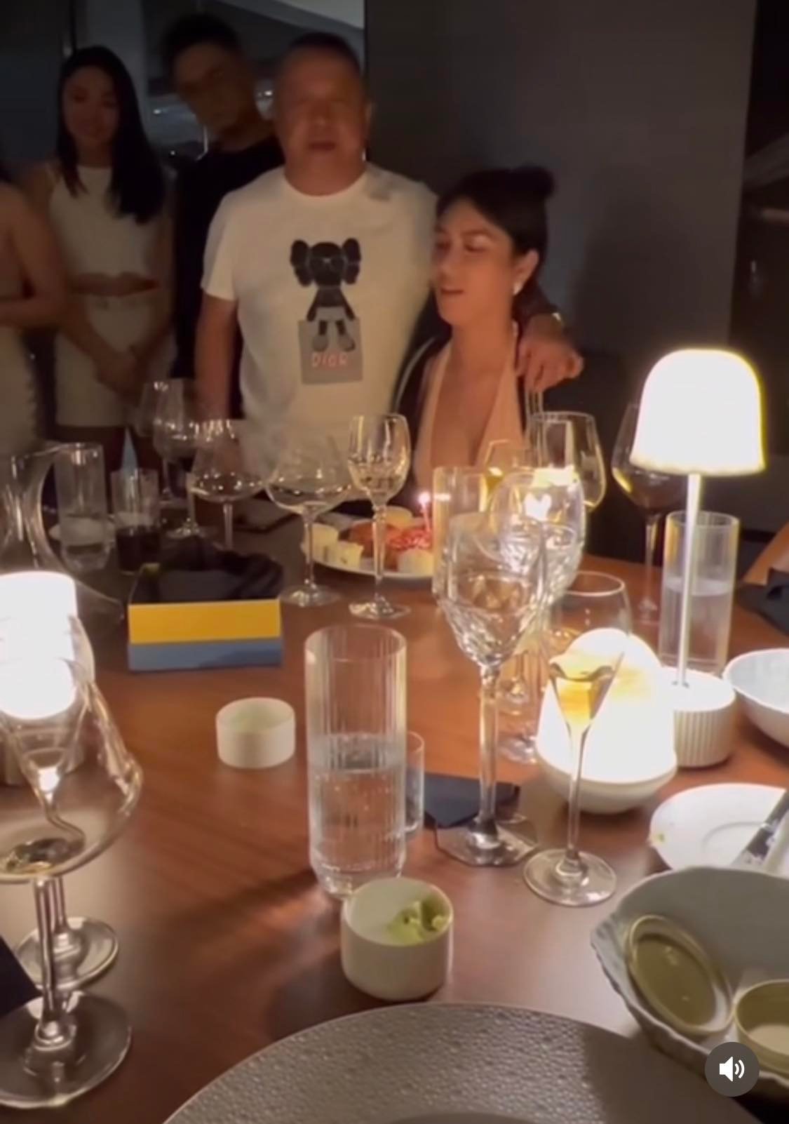 被曾志伟“一吻成名”  黎峇菈无损心情游海洋公园