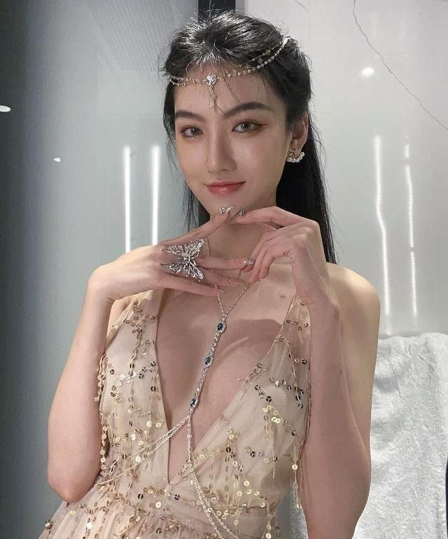 被曾志伟“一吻成名”  黎峇菈无损心情游海洋公园