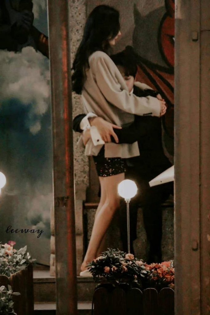 被许凯头紧贴胸压到变形 杨幂反被酸有8岁娃要收歛