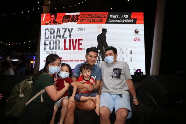 见面会“卖大包”宠粉 曹格乐当人肉布景