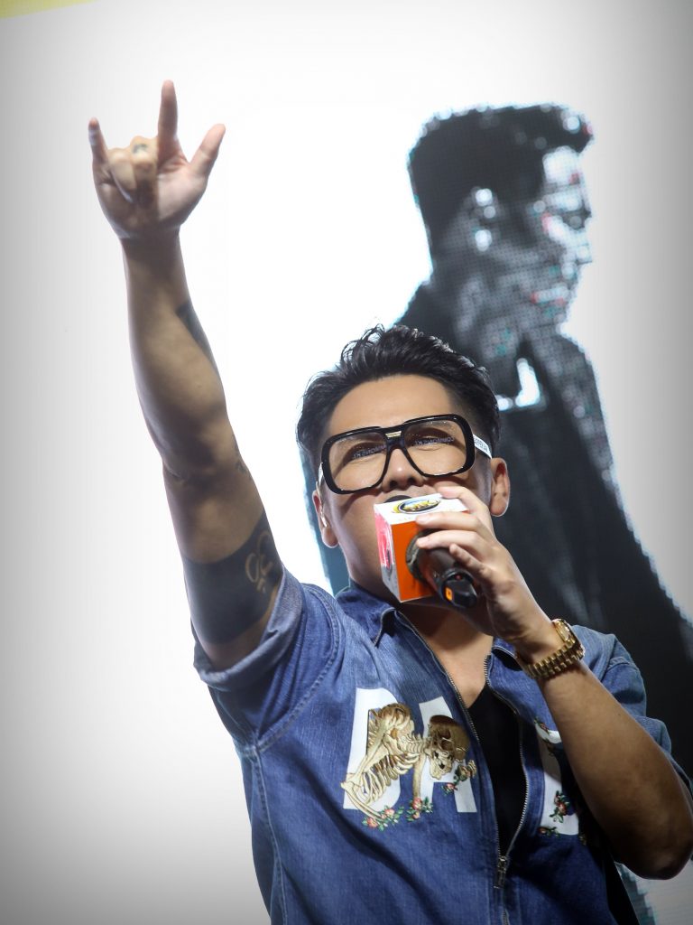 见面会“卖大包”宠粉 曹格乐当人肉布景