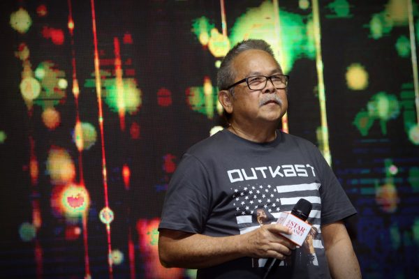 见面会“卖大包”宠粉 曹格乐当人肉布景