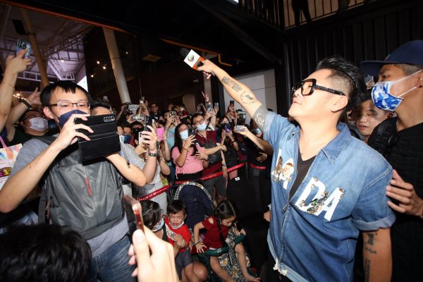 见面会“卖大包”宠粉 曹格乐当人肉布景