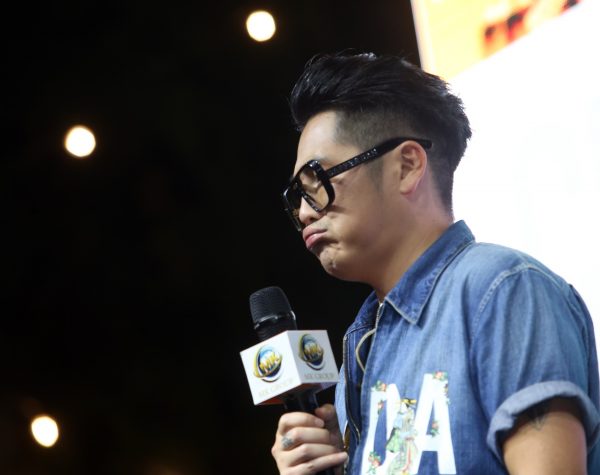 见面会“卖大包”宠粉 曹格乐当人肉布景