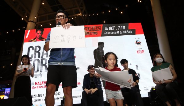 见面会“卖大包”宠粉 曹格乐当人肉布景