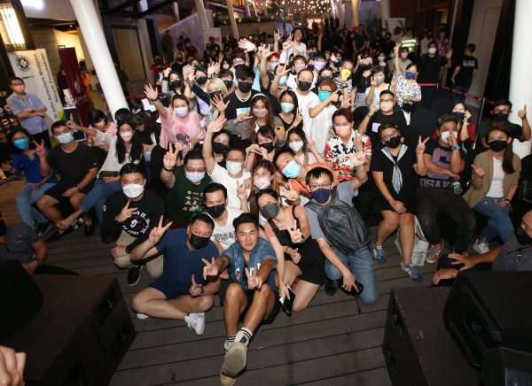 见面会“卖大包”宠粉 曹格乐当人肉布景