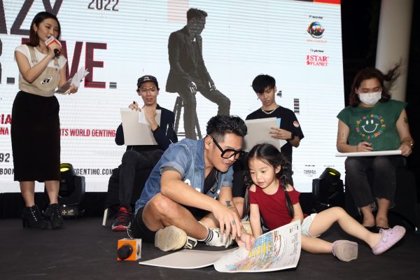 见面会“卖大包”宠粉 曹格乐当人肉布景