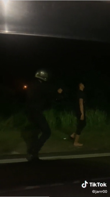 视频 | 疑被戴绿帽深夜步行20KM!男子痛哭 警边走边劝
