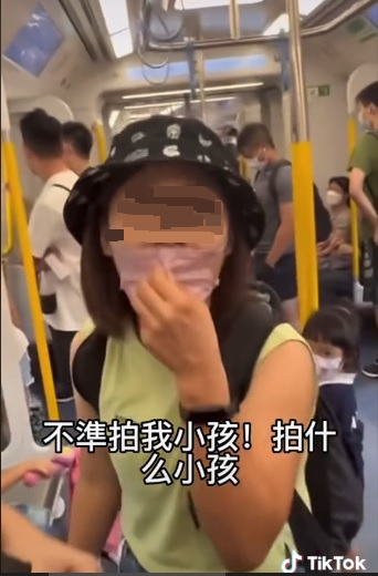 视频|搭地铁求让座小孩引冲突 乘客:为什么要让?