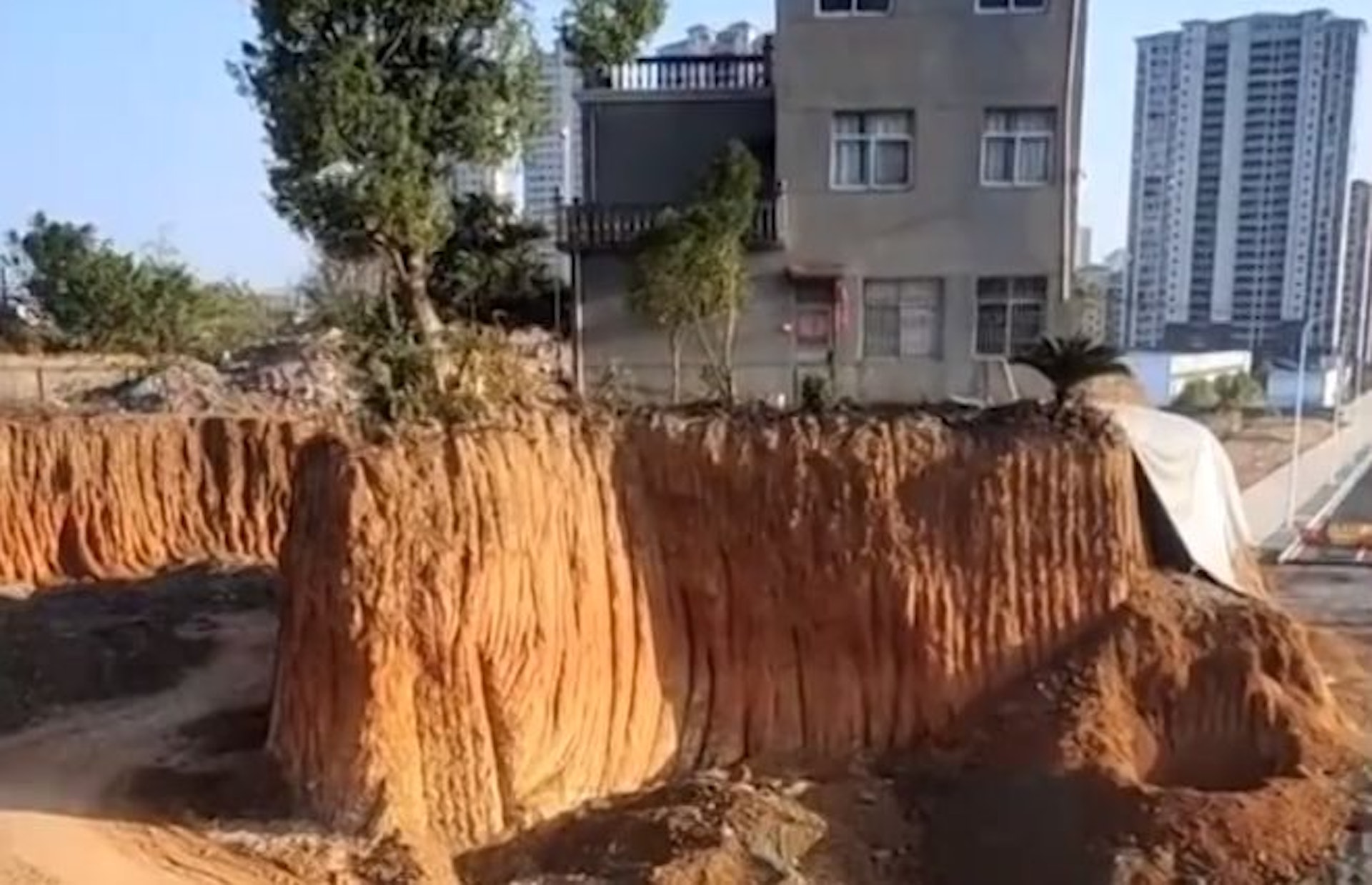 视频|最强钉子户 进出爬梯子 屋主不愿拆迁 别墅变孤岛