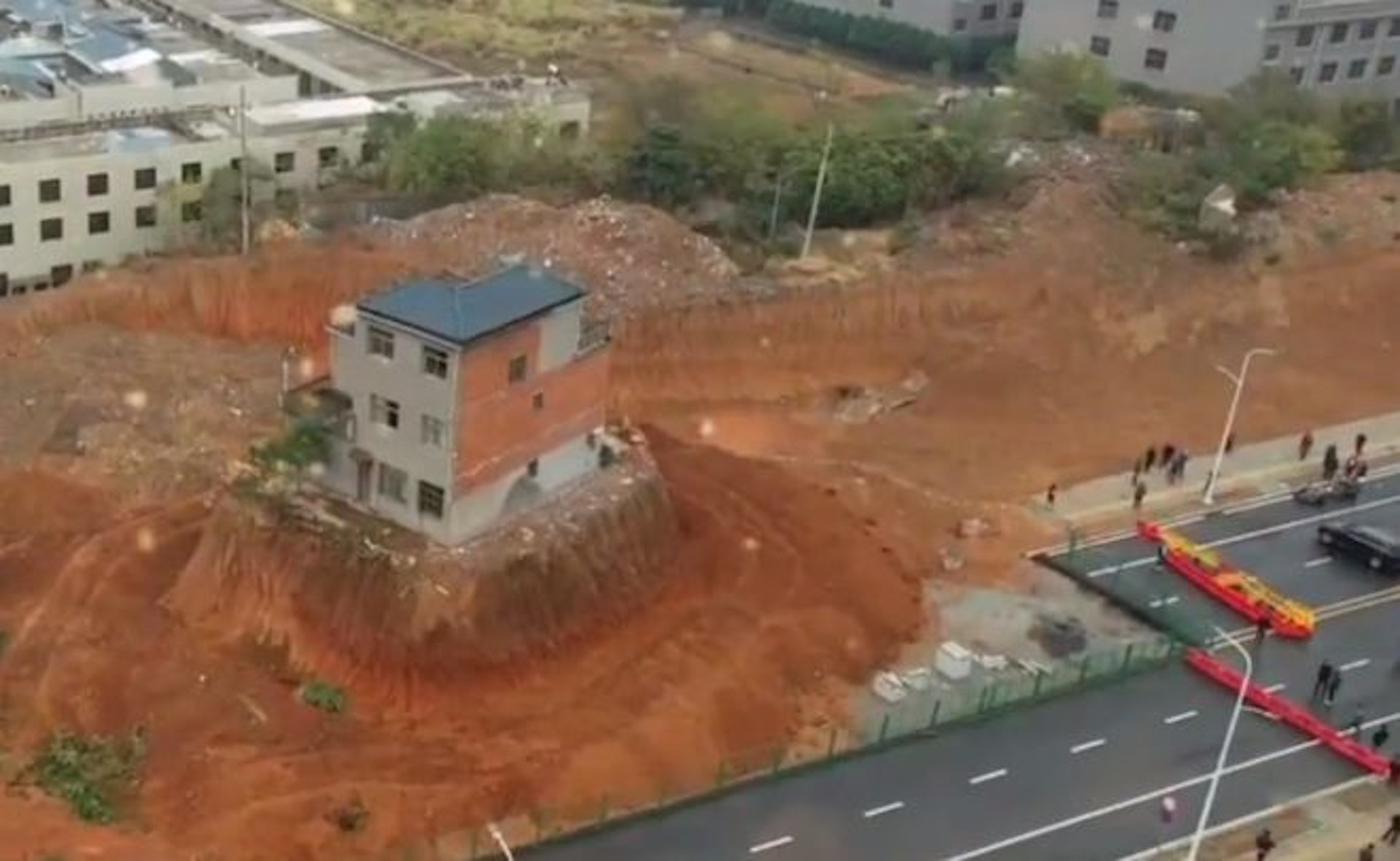 视频|最强钉子户 进出爬梯子 屋主不愿拆迁 别墅变孤岛