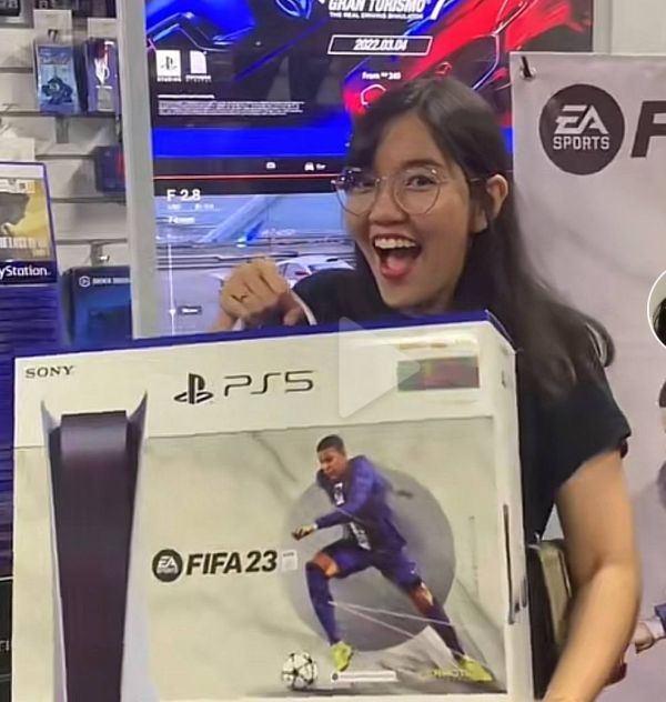 视频|被骗看美甲意外收到PS5 夫惊叫“退回去!”