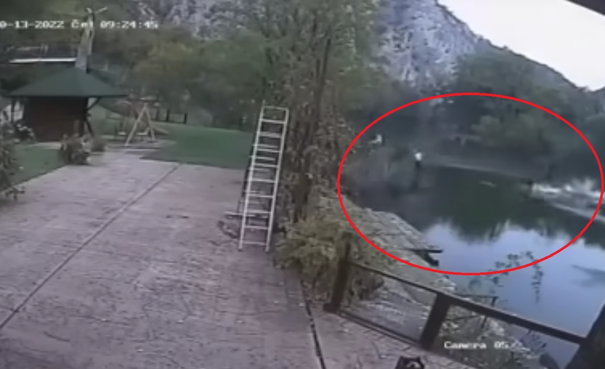 视频/木桥被关闭仍硬闯 瞬崩塌50人坠河2女死