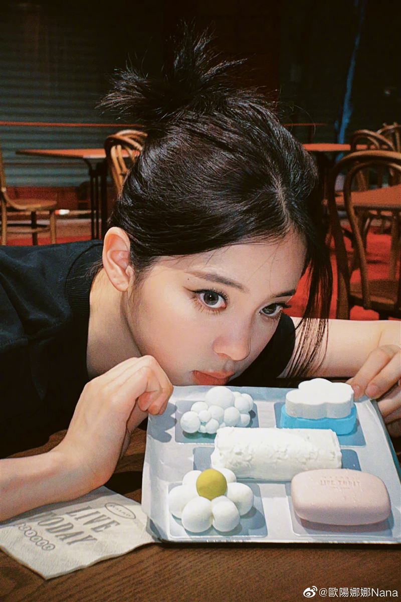 贺中国国庆73周年 欧阳娜娜拔头筹