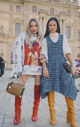 跛脚拄拐杖现身巴黎 萧亚轩僵脸歪嘴引热议