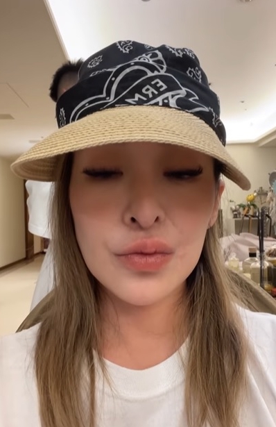 跛脚拄拐杖现身巴黎 萧亚轩僵脸歪嘴引热议