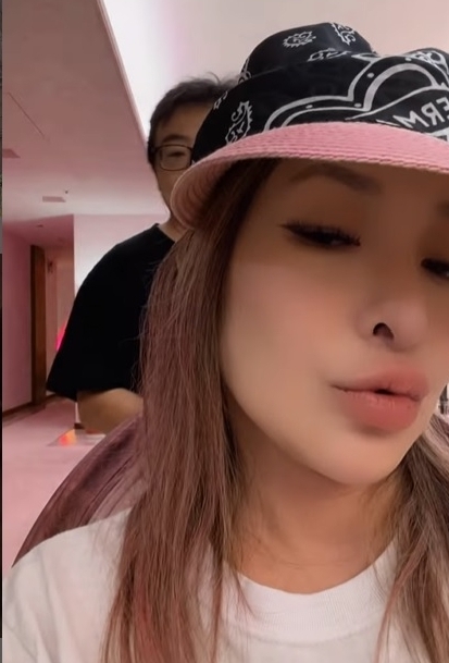 跛脚拄拐杖现身巴黎 萧亚轩僵脸歪嘴引热议