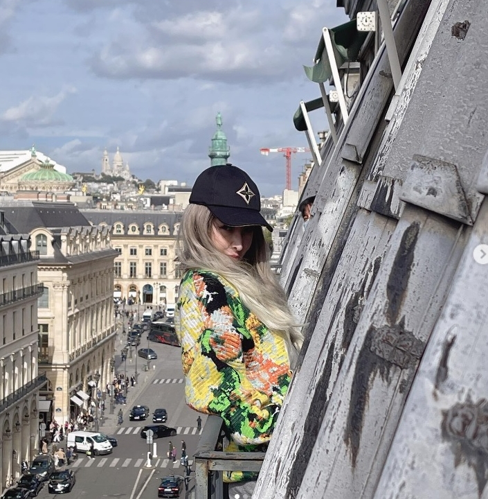 跛脚拄拐杖现身巴黎 萧亚轩僵脸歪嘴引热议