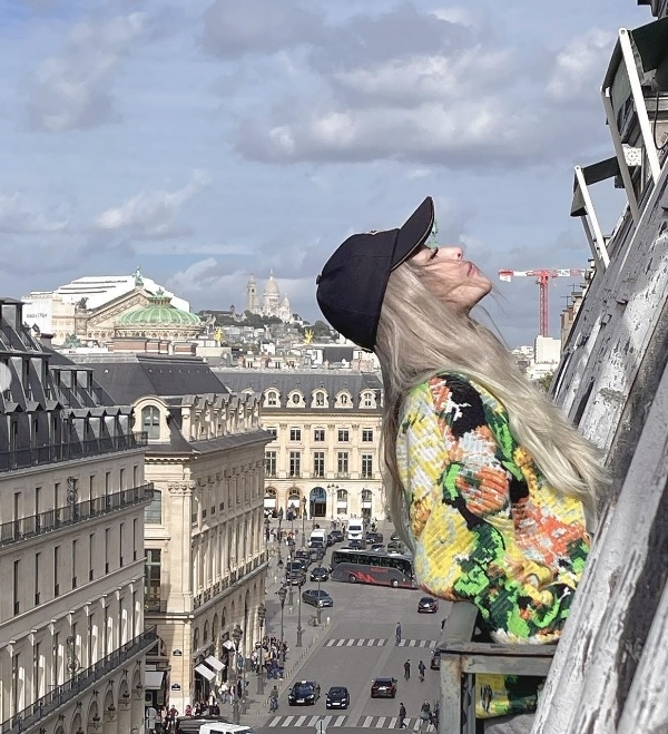 跛脚拄拐杖现身巴黎 萧亚轩僵脸歪嘴引热议