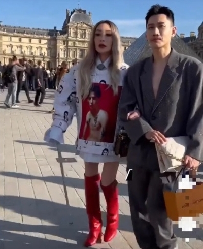 跛脚拄拐杖现身巴黎 萧亚轩僵脸歪嘴引热议