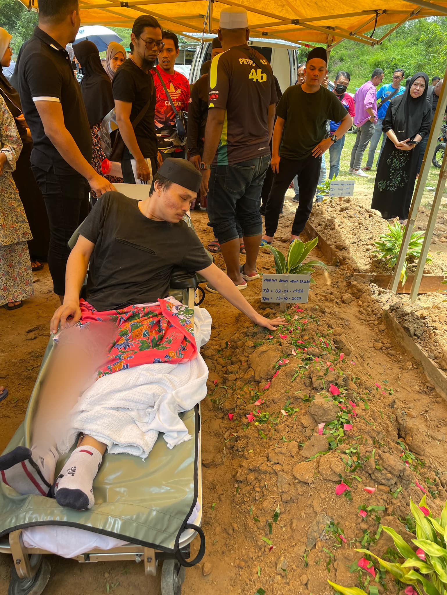 车祸后行动不便·男子乘救护车出席母亲葬礼