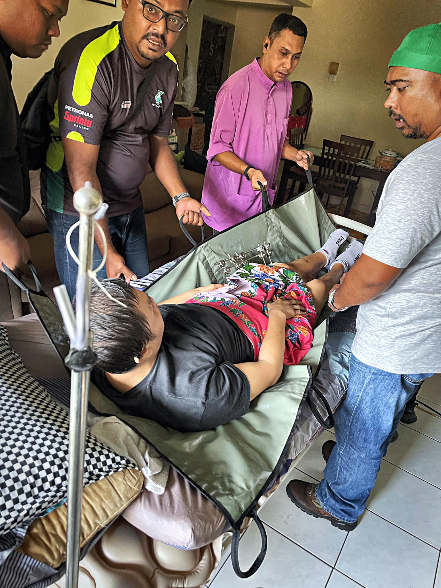 车祸后行动不便·男子乘救护车出席母亲葬礼