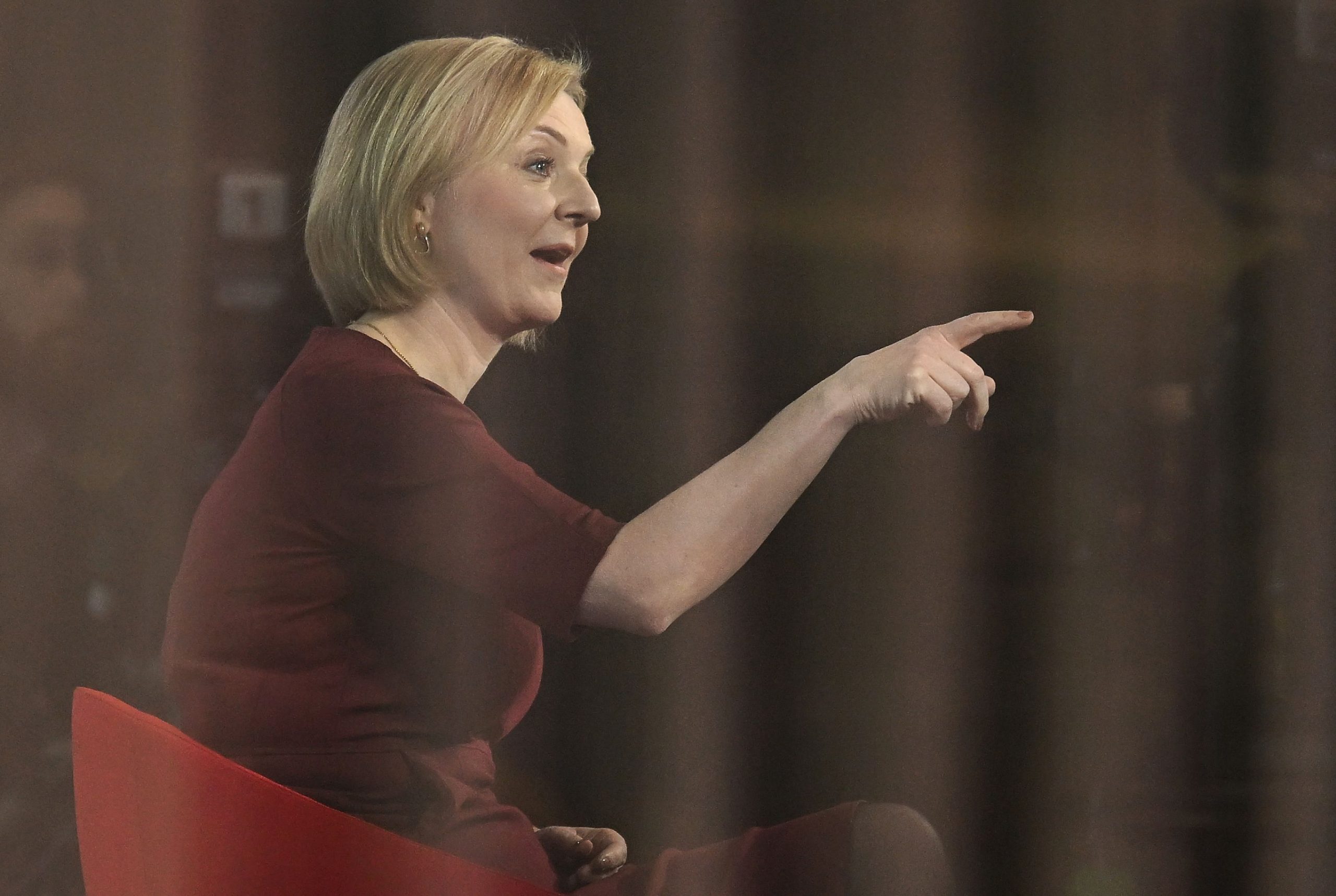 迷你预算惹众怒  英相或遭党友倒戈