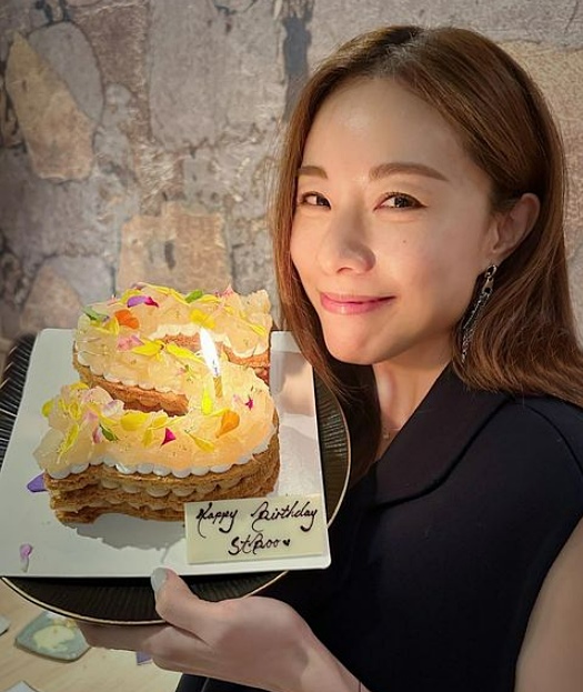 邓丽欣言出必行 39岁生日晒低V泳衣照“还债”