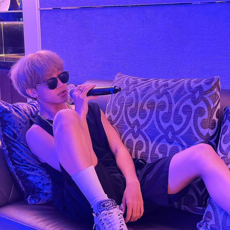 郑怡批原子少年成员硬上未成年网美 “当明星前先学会做人”	